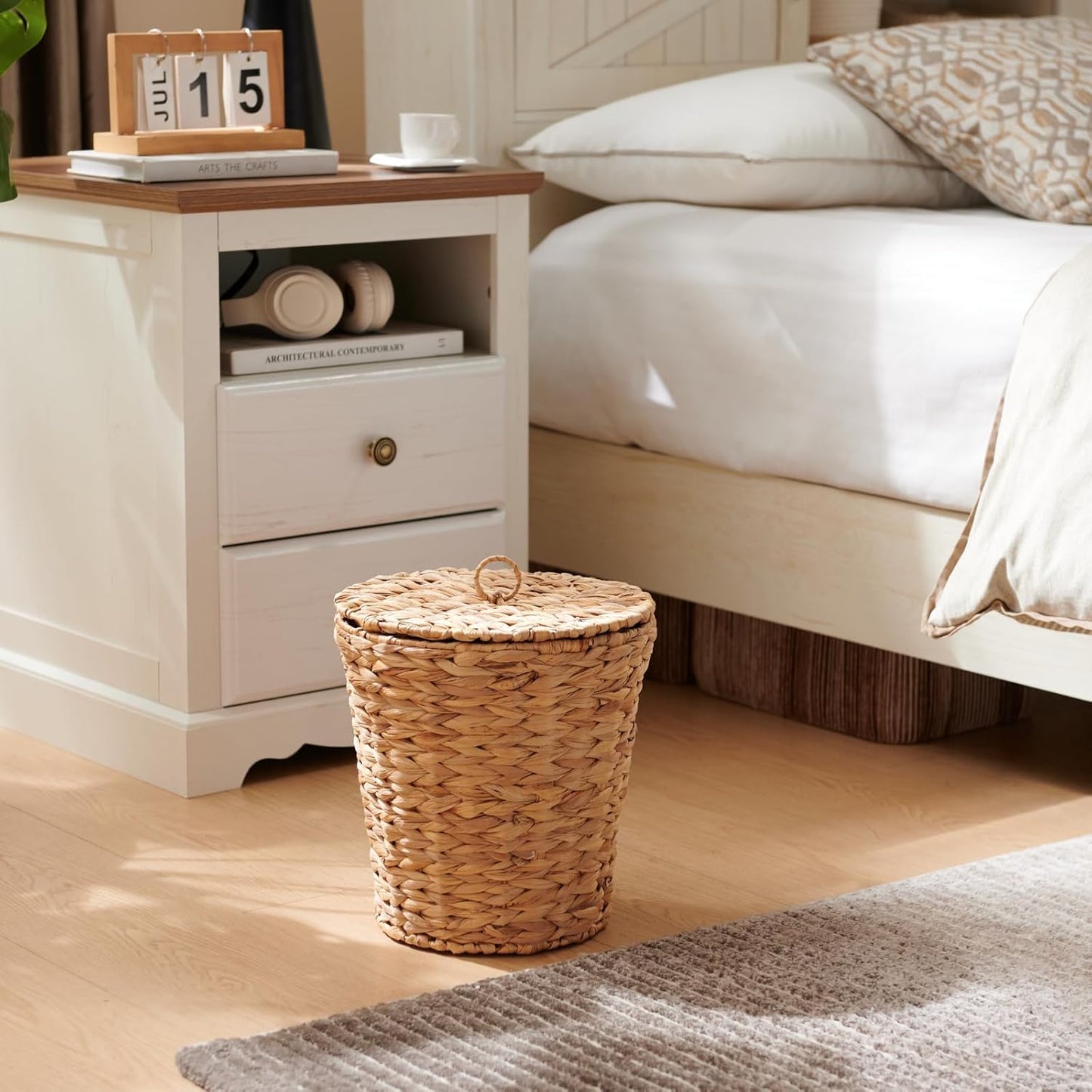 YANGQIHOME Wicker Trash Can with Lid, Water Hyacinth Garbage Can, Handwoven Wicker Waste Basket in Bathroom, Bedroom, Office, Living Room, Laundry Room, Blanket Basket 3.8 Gallon